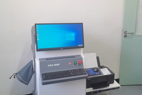 雙能X射線骨密度儀：準確測量骨密度，助力骨質疏松防治，守護骨骼健康